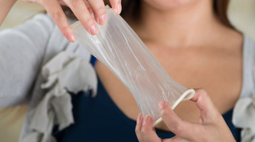 ¿Cómo se coloca el preservativo femenino?